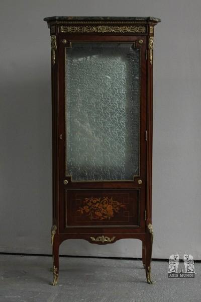 Vitrine im Rokoko-Stil