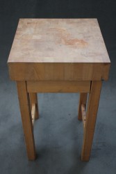 Holzklotztisch
