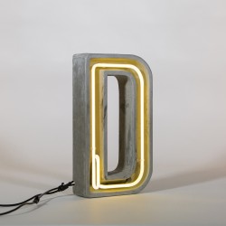 Neonbuchstabe D