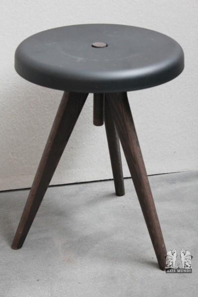 Hocker, dreibeinig
