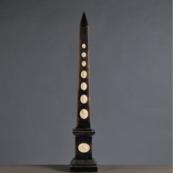 Obelisk mit Kamee - groß