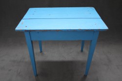 Einfacher Küchentisch, blau