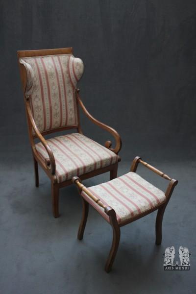 Sessel mit Hocker
