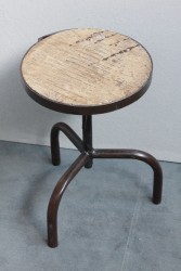 Hocker dreibeinig