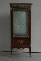 Vitrine im Rokoko-Stil