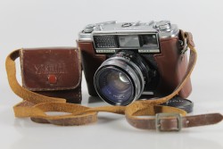 Kamera mit Tasche und Sonnenblende und Filter