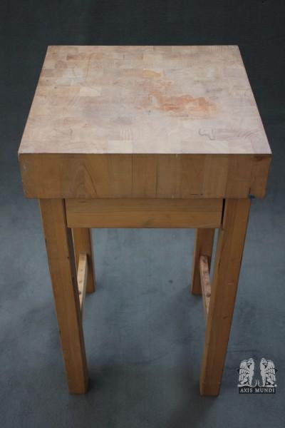 Holzklotztisch