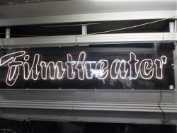 Neonschrift 'Filmtheater'