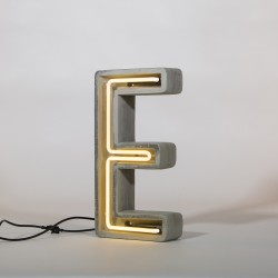 Neonbuchstabe E