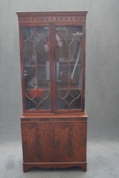 Vitrinenschrank