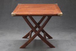 Holztisch mit Metallecken