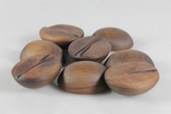 Kaffeebohnen aus Holz