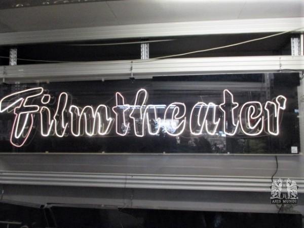 Neonschrift 'Filmtheater'