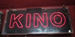 Neonschrift 'Kino'