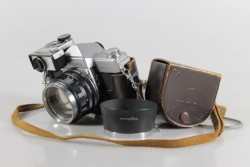 Kamera mit Sonnenblende und Tasche