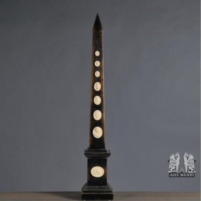 Obelisk mit Kamee - groß