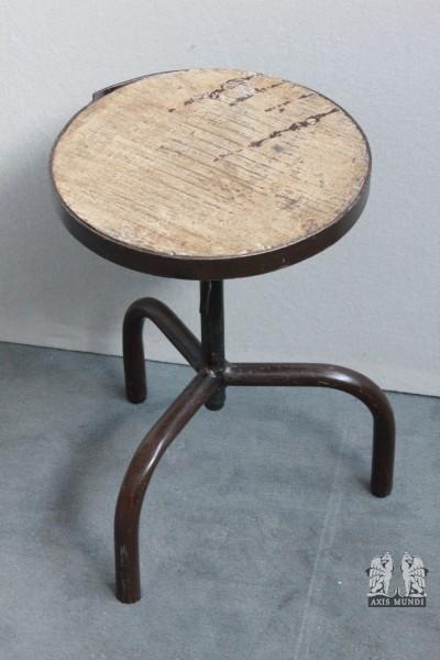 Hocker dreibeinig