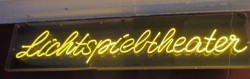 Neonschrift 'Lichtspieltheater'