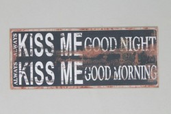 Schild 'Kiss Me Good Night'