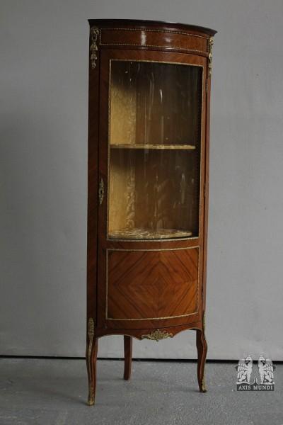 Eckvitrine im Rokokostil