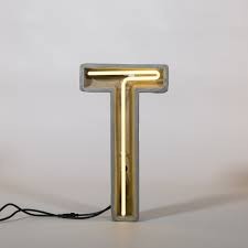 Neonbuchstabe T