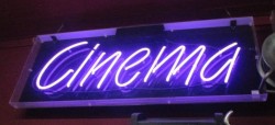 Neonschrift 'Cinema'