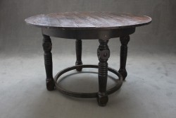 Rustikaler Tisch
