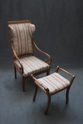 Sessel mit Hocker