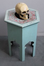 Beistelltisch Totenkopf 20er