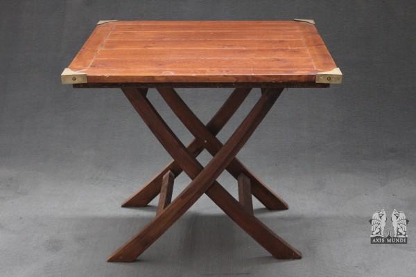 Holztisch mit Metallecken