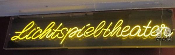 Neonschrift 'Lichtspieltheater'